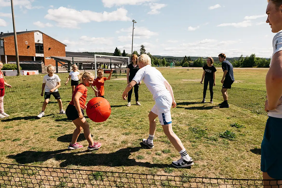 En skoleklasse spiller Gagaball utendørs