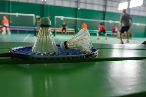 Badmintonnett, badmintonracket og to baller