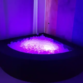 Ballbasseng med lys og vibrasjon 150 x 70 cm | 3000 transparente baller