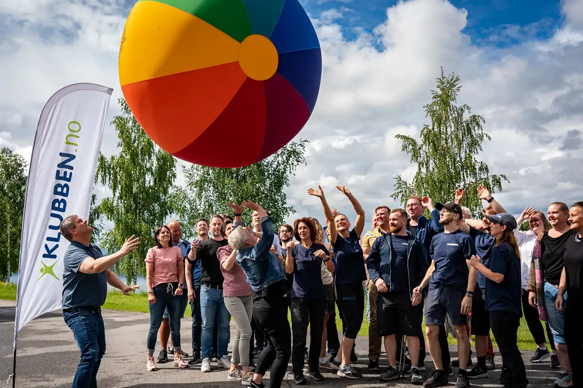 Klubbens ansatte spiller med en Kin-ball utendørs