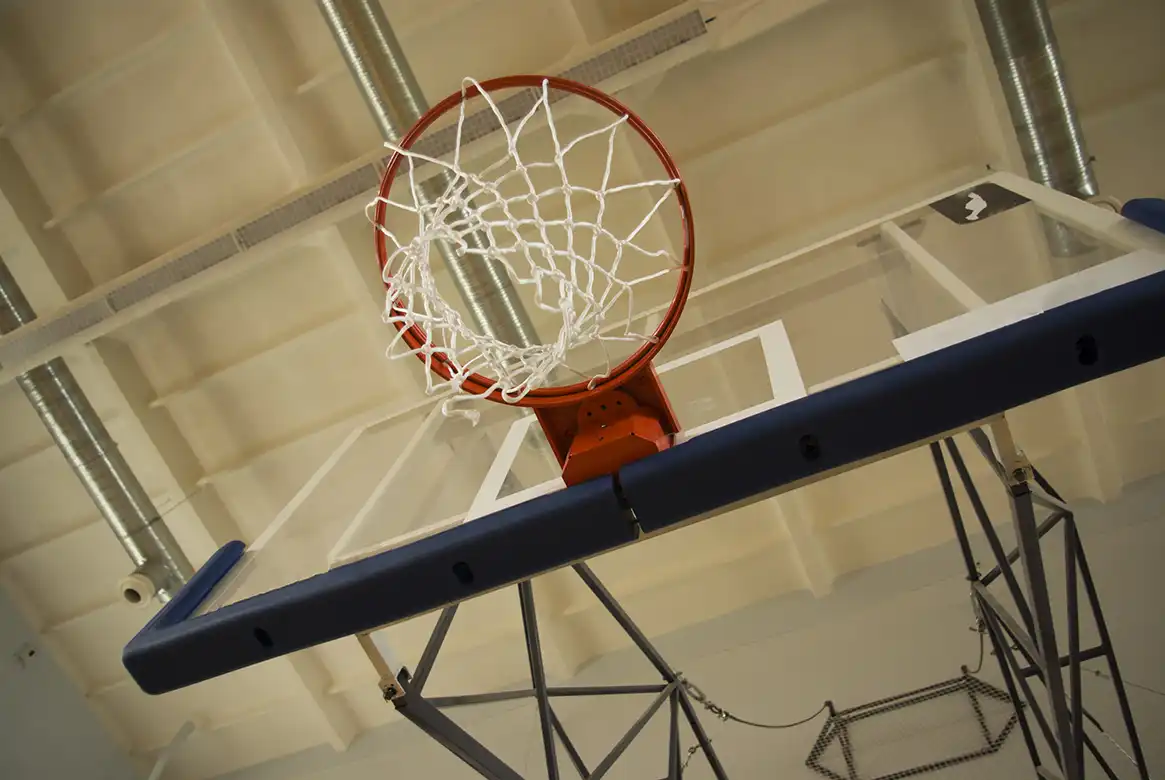 Basketballkurv og ball sett fra et froskeperspektiv