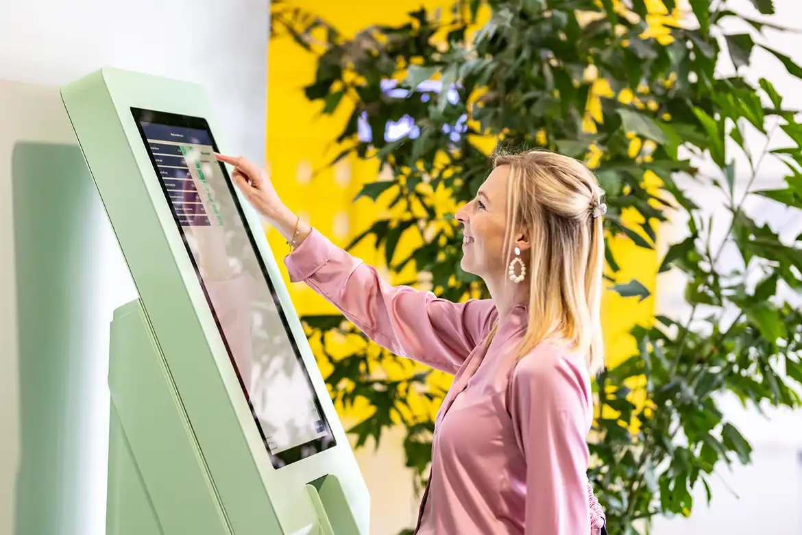 Dame som bestiller seg en inngangsbillett på en betjeningsskjerm