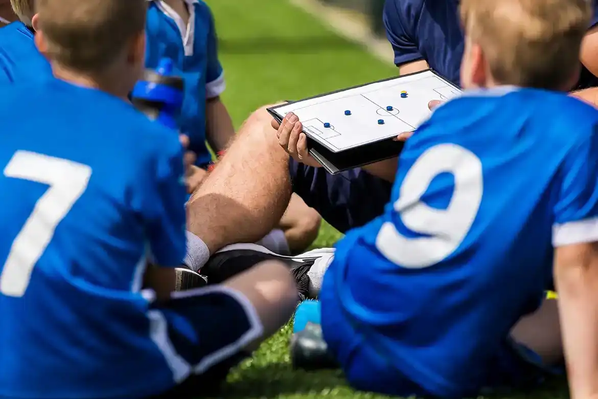 Gutter som lærer taktikk av fotballtrener