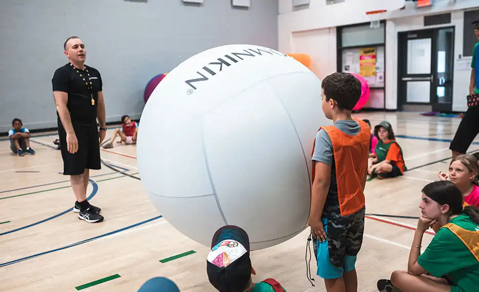 En skoleklasse leker Omnikin Cowboy lek i gymsalen