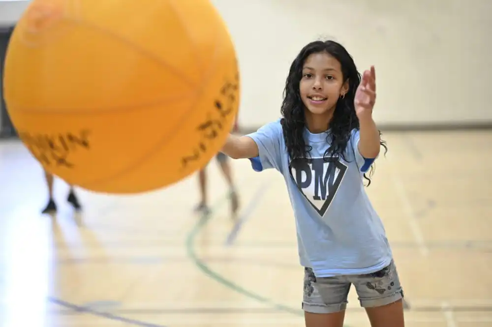 Elever som spiller Omnikin Giant Basketball