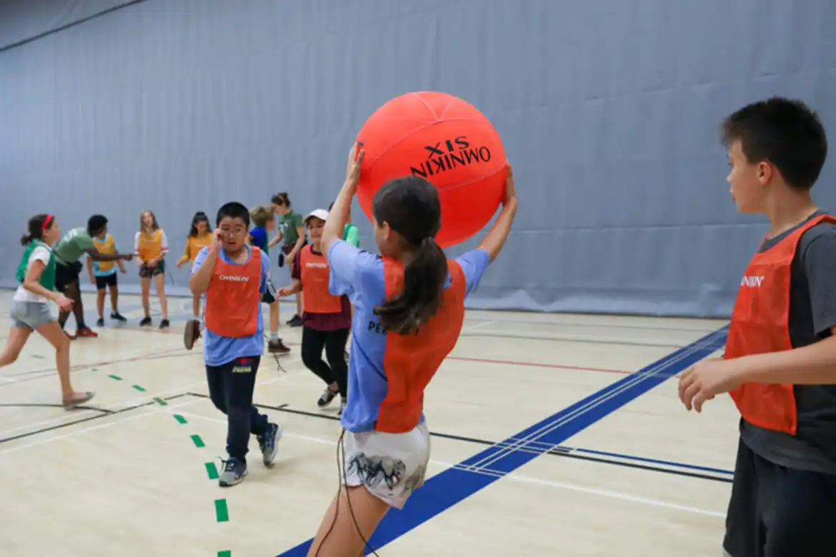 En skoleklasse spiller Omnikin Giant Basketball