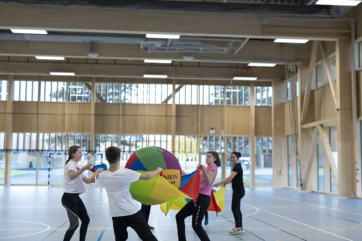 En skoleklasse som spiller Omnikin Parachute Hijinks