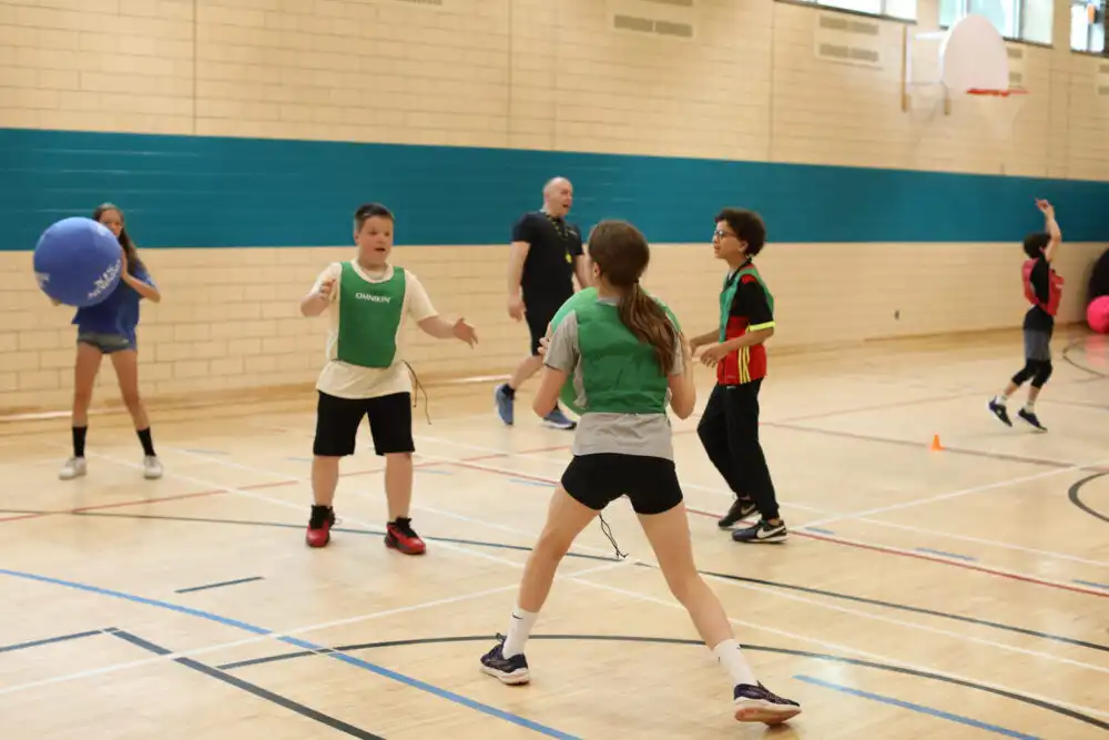 En skoleklasse leker Omnikin Power Ball