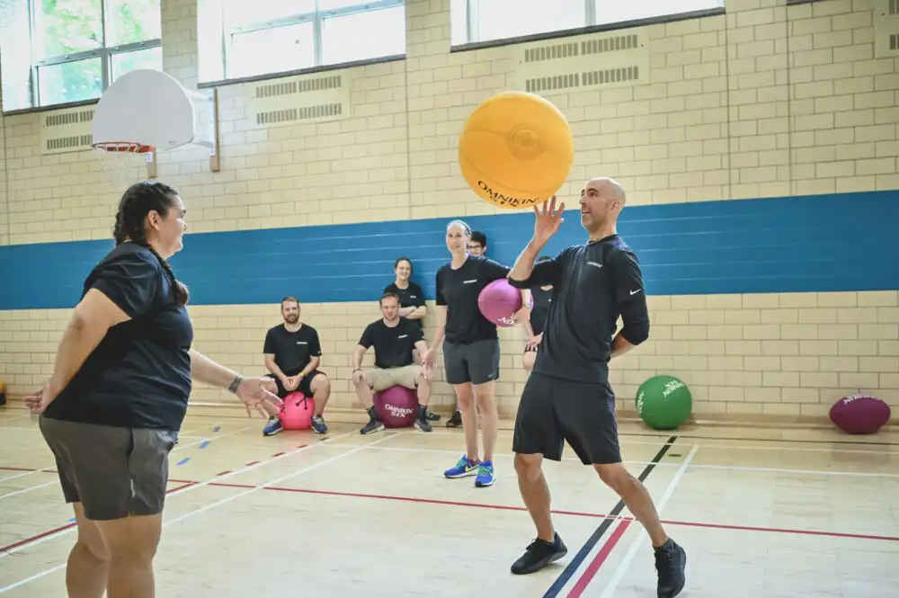 En gruppe mennesker leker leken Omnikin Silent Ball