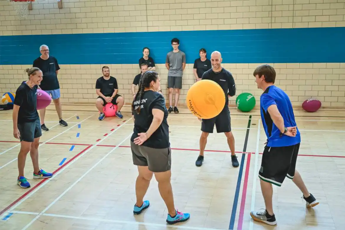 En gruppe mennesker som spiller Omnikin Silent Ball