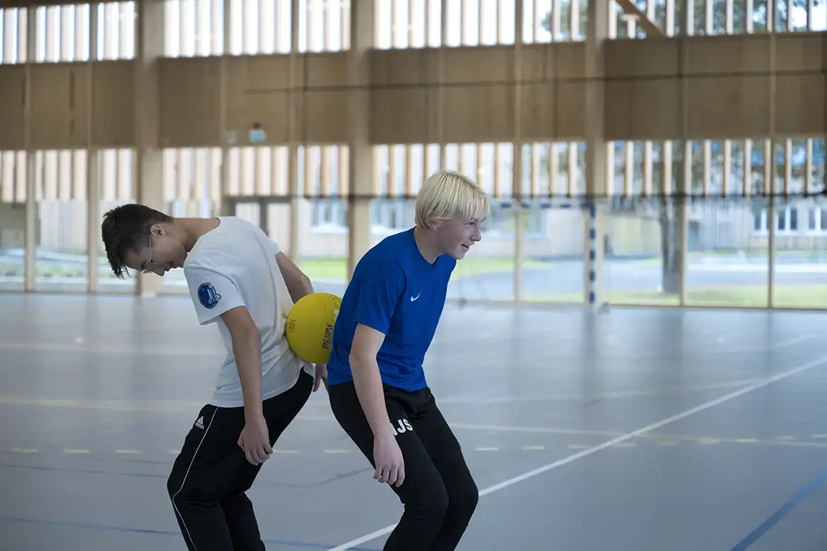 To gutter som deltar på lagbyggingsstafett